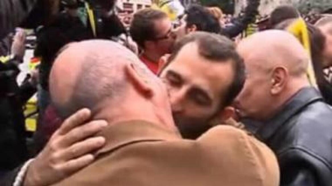 Gay φιλιά μπροστά στον πάπα!